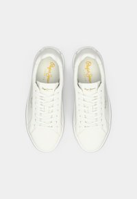 Hvite snøresneakers med Pepe Jeans London-logo på tungen, siden og innersålen, vist fra toppvinkel på hvit bakgrunn.