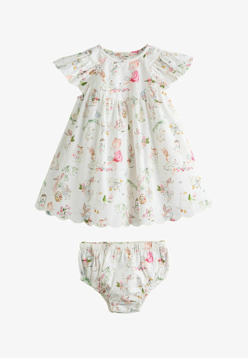 Robe blanche pour bébé avec ourlet festonné et culotte assortie, imprimée avec des animaux ludiques, des fleurs et des enfants aux couleurs pastel.