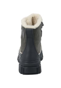 Stivaletto in suede grigio con colletto in morbido pellicciotto e suola in gomma. Presenta una chiusura con cerniera e un tacco testurizzato con dettaglio del logo.
