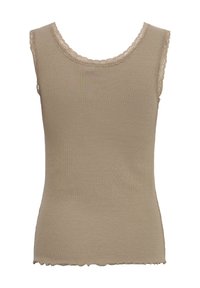 Beige mouwloos geribbeld tanktop met kanten rand rond de armsgaten en halslijn, en een licht gerimpelde zoom.
