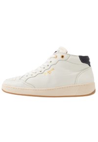 Hvide læder høj-top sneakers med rund tå, tonal syning, guld branding og mørk navy akcent på hælen. Gummisål med tekstur.