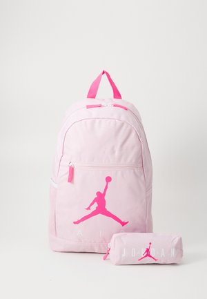 Zaino rosa in tessuto, con grande logo Jumpman rosa, tasca frontale con zip e astuccio coordinato. Include spallacci regolabili.