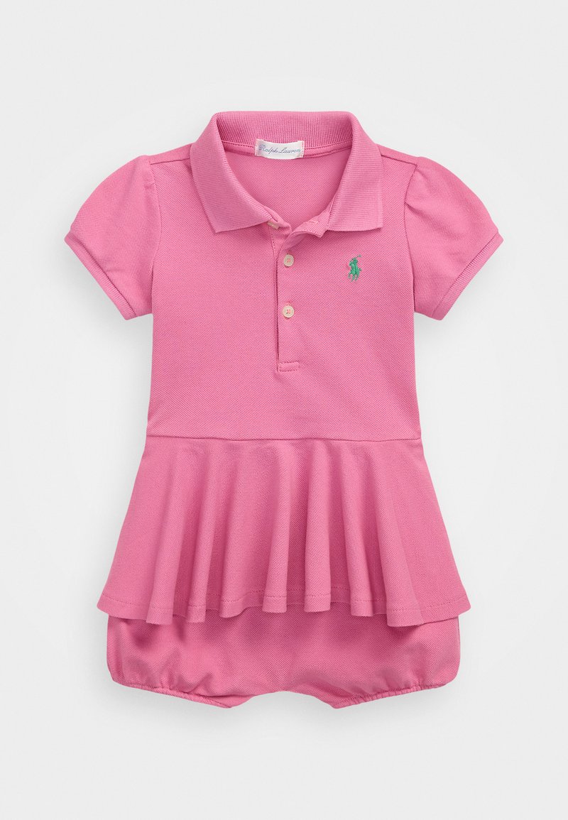 Vestido polo rosa com mangas curtas bufantes, saia pregueada e cintura elástica. Apresenta um pequeno logo de pônei verde no peito.