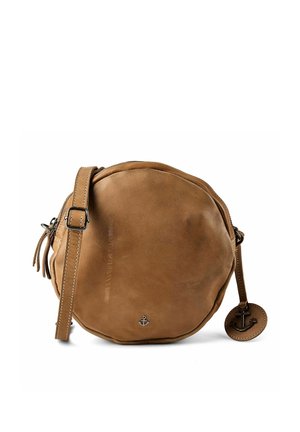 Sac bandoulière rond en cuir marron clair avec une sangle réglable, un petit emblème en métal en forme d’ancre et un charm ancre assorti sur une étiquette en cuir.