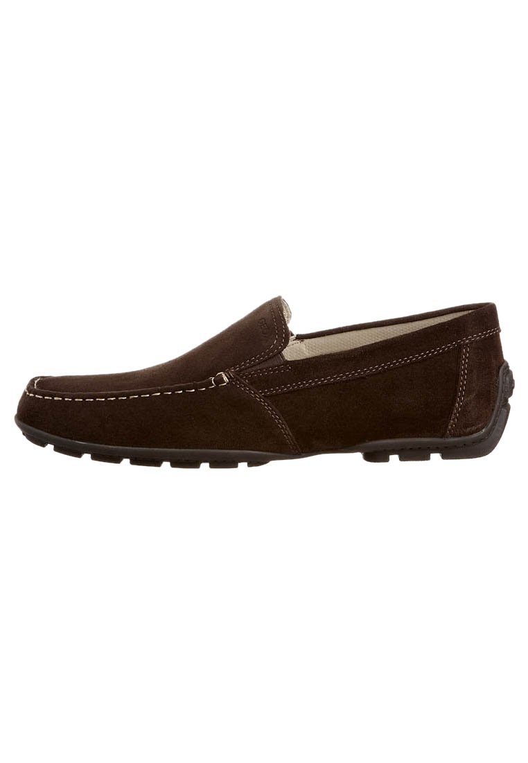 Brune ruskinds slip-on sko med stikninger, lav profil og en tekstureret gummisål, designet til afslappet brug.