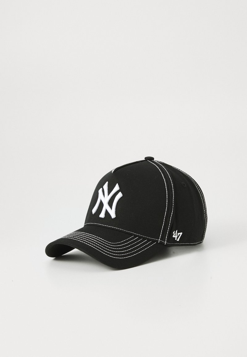 Svart baseballcaps med en fremtredende hvit New York Yankees-logo og hvite sømdetaljer, vist på en lys bakgrunn.