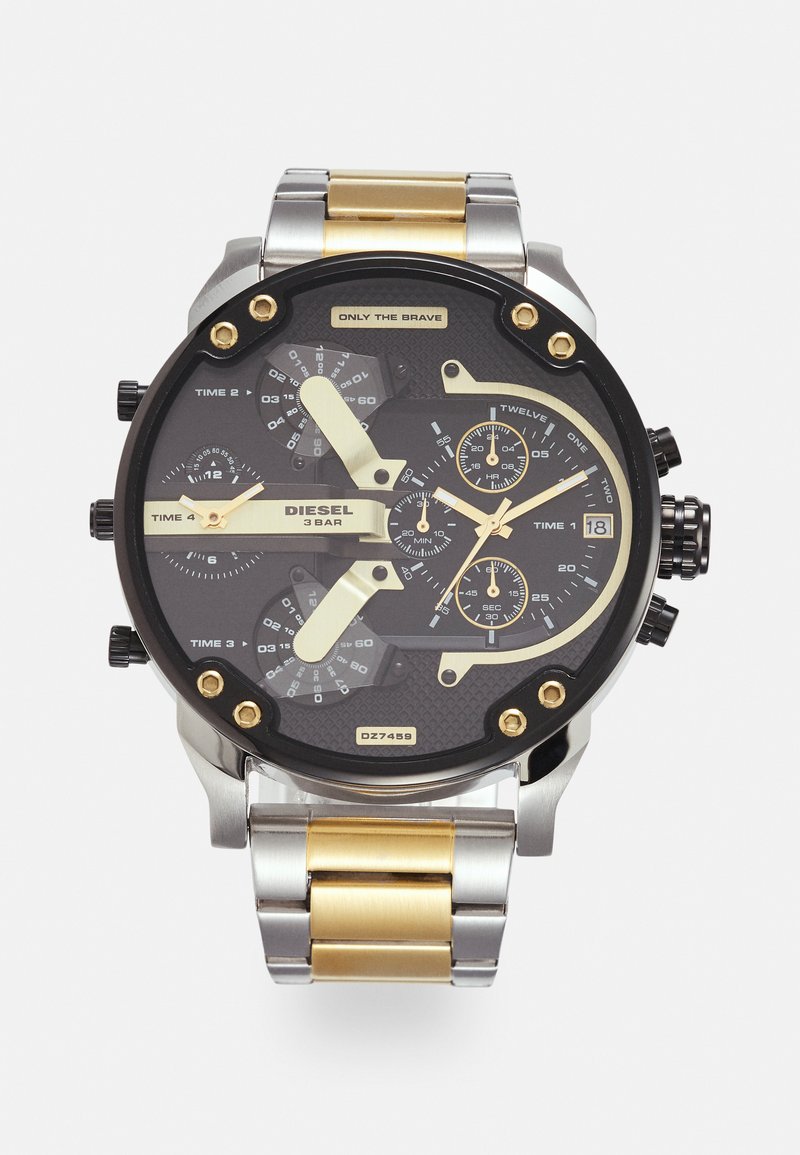 Schwarz-goldene Chronograph-Uhr mit Edelstahlband, ausgestattet mit mehreren Zifferblättern, kräftigen Zeigern und strukturiertem Zifferblattmuster. "NUR DIE MUTIGEN" Inschrift.