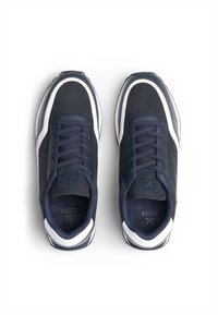 Sneakers blu navy con tessuto testurizzato e dettagli in pelle, caratterizzati da strisce bianche sui lati, lacci tondi e colletto imbottito.