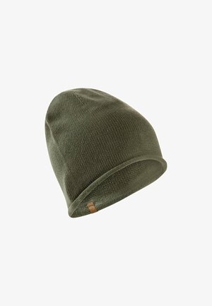 Olijf groene gebreide beanie met een zachte textuur, ronde vorm en een gestikte leren accentlabel. Naadloos ontwerp voor comfort en warmte.