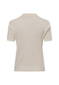 Korte mouwen beige gebreide polo met verticale ribbels en kleine perforaties, voorzien van een klassieke kraag en aansluitende zoom.