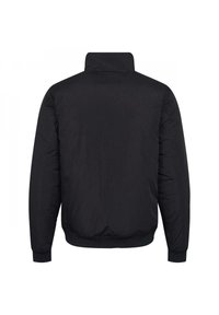 Svart vadderad jacka med hög krage, elastiska muddar och nederkant. Enkel design utan synliga mönster eller dekorationer.