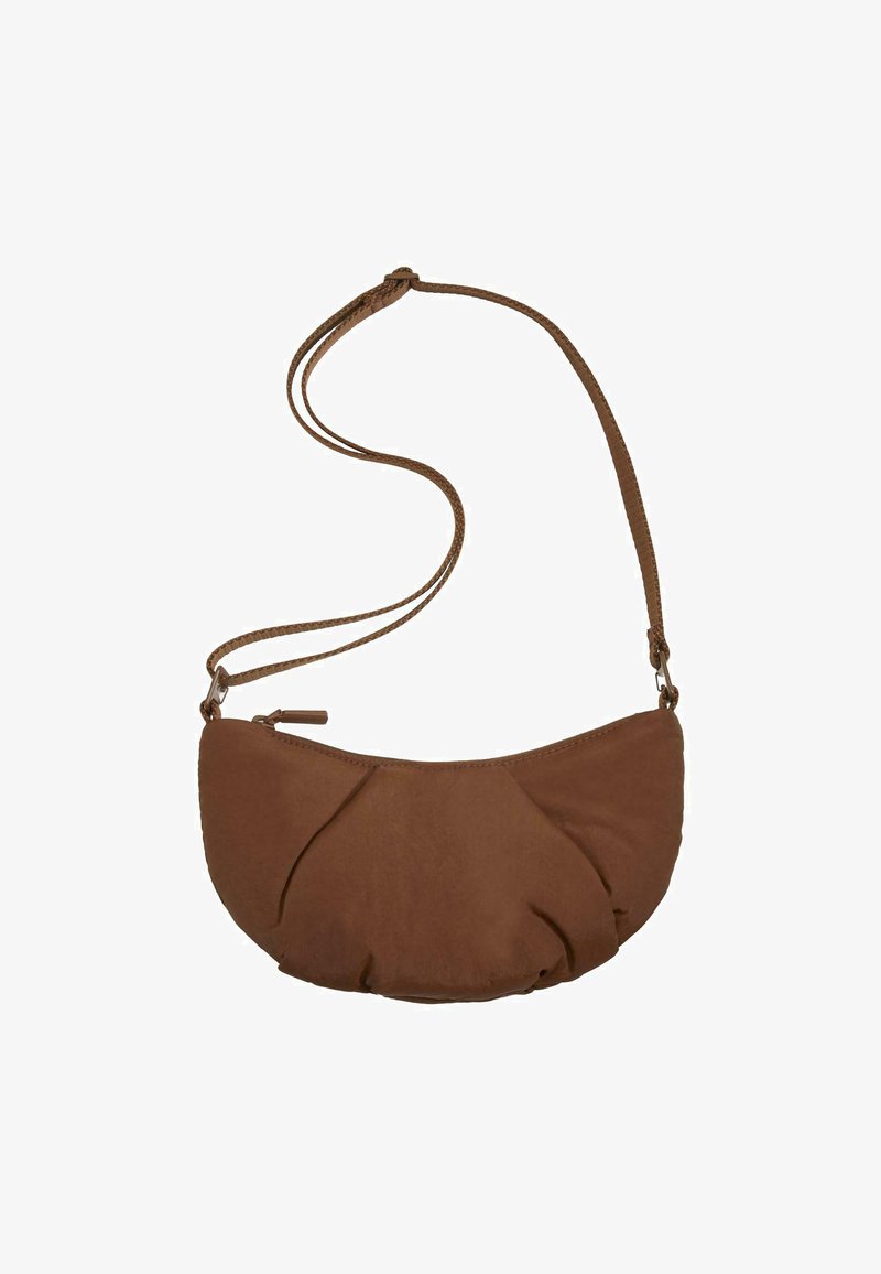 Brązowa materiałowa torba na ramię o zaokrąglonym kształcie. Posiada plisowany wzór, zamknięcie na zamek oraz pleciony pasek. Gładka tekstura.