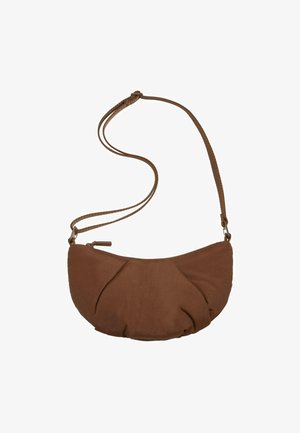 Braune Stoff-Umhängetasche mit abgerundeter Form. Verfügt über ein plissiertes Design, einen Reißverschluss und einen geflochtenen Riemen. Glatte Textur.