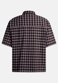 Cămașă cu mânecă scurtă, în carouri, de culoare albastru închis, cu un model de linii crem, roșii și galbene. Material moale, guler tip button-down și detalii pe umeri.