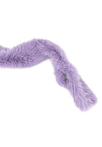 Scarf in pelliccia sintetica lavanda, morbida e soffice, con una forma ondulata, esposta su uno sfondo bianco semplice.
