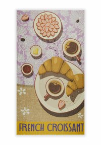Illustratie van een bord met een goudbruin croissant, twee kopjes koffie, boter, een klein gebakje en bloemen op een paarse achtergrond.