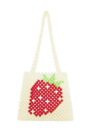 Perlet håndtaske med hvide perler og et rødt jordbærdesign med grønne blade foran, med en lang perlet rem.