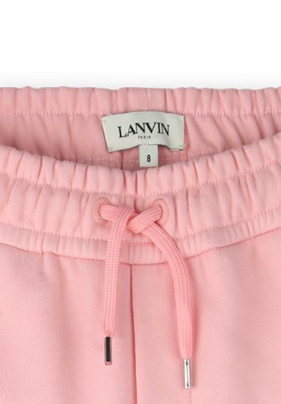 Różowe dresy z elastycznym paskiem w talii, z zamknięciem na sznurki i srebrnymi detalami. Metka informuje o marce "LANVIN" oraz rozmiarze "8". Miękka faktura.