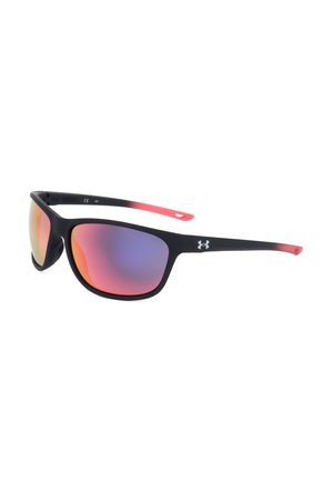 Occhiali da sole sportivi neri con punte delle aste sfumate rosse e lenti riflettenti viola-arancioni, con il logo Under Armour sulla montatura.