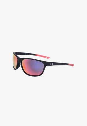 Occhiali da sole sportivi neri con punte delle aste sfumate rosse e lenti riflettenti viola-arancioni, con il logo Under Armour sulla montatura.