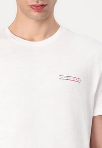 Tommy Jeans GRAPHIC SLUB TEE - T-shirt con stampa - ecru