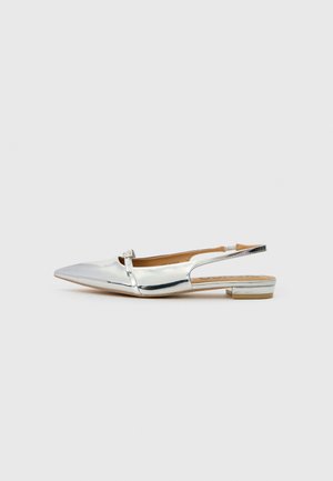 Ezüstszínű, fémes slingback lapos cipő hegyes orral, díszes csat részlettel és alacsony, négyzetes sarkú kialakítással. Simás felület, minimalista dizájn.