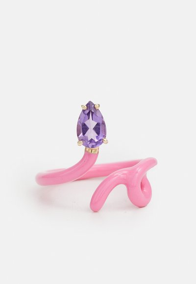 Inel flexibil roz, cu un design răsucit și o piatră prețioasă purpurie, tăiată, montată într-o bază de culoare aurie. Finisaj neted și lucios.