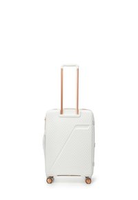 Maleta rígida blanca con patrón de costilla diagonal, dos asas en color oro rosa y cuatro ruedas para facilitar la movilidad. Cierre de cremallera en el borde superior.
