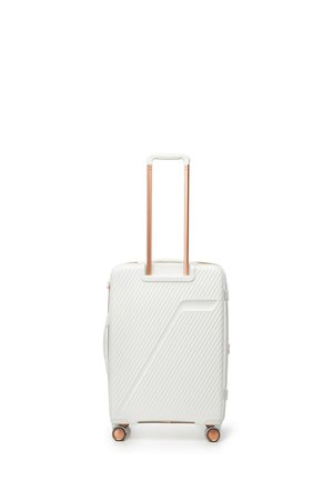 Maleta rígida blanca con patrón de costilla diagonal, dos asas en color oro rosa y cuatro ruedas para facilitar la movilidad. Cierre de cremallera en el borde superior.