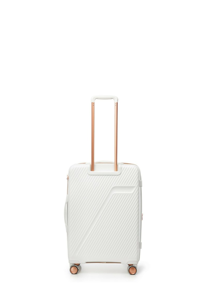 Maleta rígida blanca con patrón de costilla diagonal, dos asas en color oro rosa y cuatro ruedas para facilitar la movilidad. Cierre de cremallera en el borde superior.