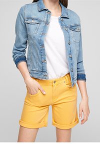 s.Oliver Shorts vaqueros - yellow