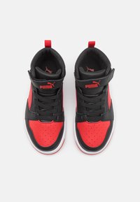 Zwarte en rode high-top sneakers met een gestructureerd oppervlak, perforaties, platte veters en een merkband met het Puma-logo.