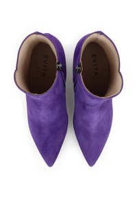 Stivaletti alla caviglia in suede viola con punta affusolata e taglio alla caviglia, dotati di cerniera laterale e interno foderato in pelle beige.