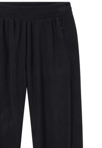 Zwarte fleece joggingbroeken met een elastische tailleband, zijzakken en een subtiele logodetail op het linkerkuit. Over het geheel een zachte textuur.