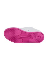 Fehér sneaker talp élénk rózsaszín gumitalppal, melynek felülete érdes, és a szélén egy logó van nyomva.