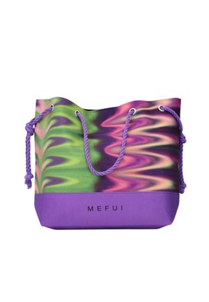 Borsa tote con un motivo ondulato verde, viola e rosa; fondo viola; manici in corda viola; nome del marchio "MEFUI" in nero.