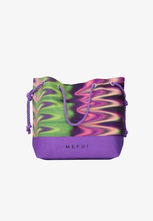 Borsa tote con un motivo ondulato verde, viola e rosa; fondo viola; manici in corda viola; nome del marchio "MEFUI" in nero.