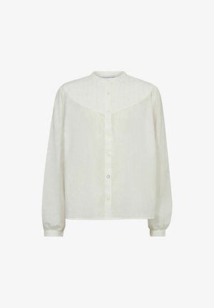 Bluză albă cu mâneci lungi, gât înalt, închidere cu nasturi, umeri plisati și textură moale. Prezintă un model discret în carouri.