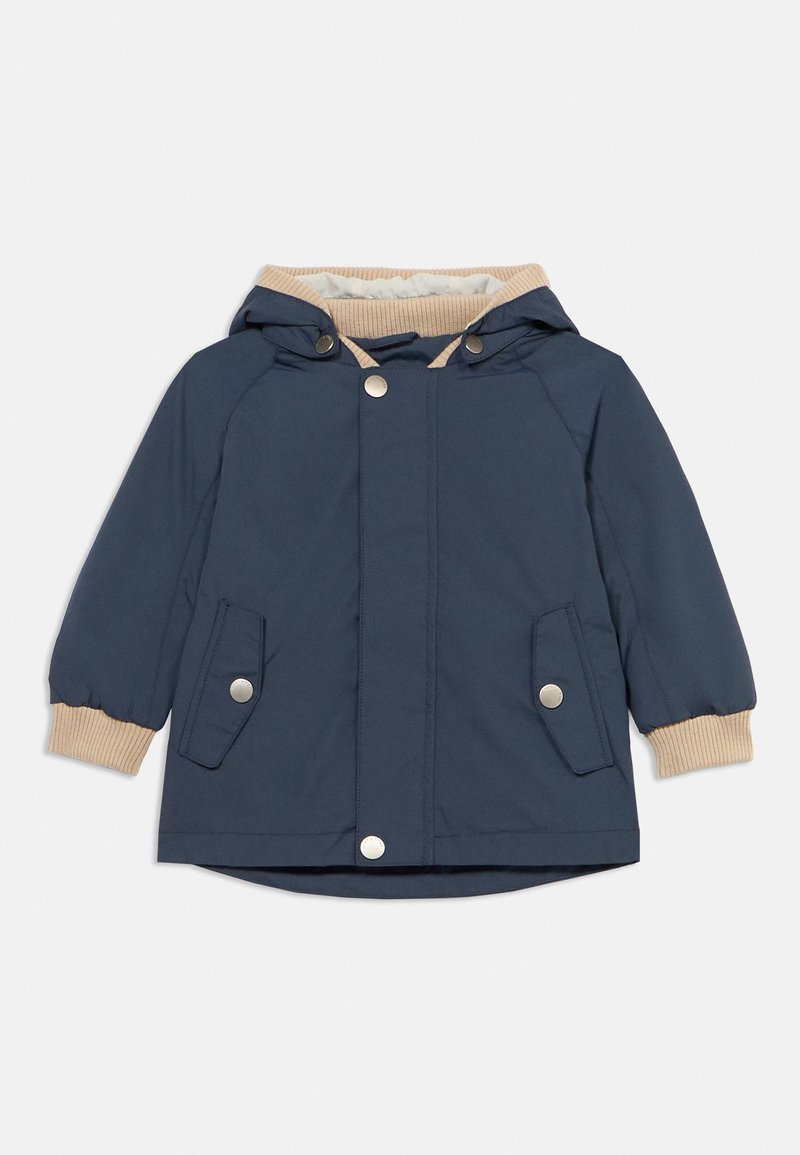 Μπλε σκούρο παιδικό μπουφάν με κουκούλα, ριμπ μπεζ μανσέτες και δύο τσέπες μπροστά. Διαθέτει κούμπωμα με κουμπιά ασφαλείας και απαλό φόδρα.