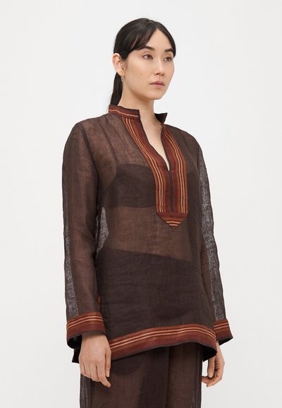 Hnedá, ľahká tunika s výstrihom do V a pruhovanými červenooranžovými akcentmi. Má dlhé, priehľadné rukávy a rovný lem. Textúrovaná látka.