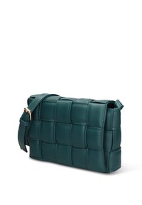 Borsa a tracolla imbottita turchese con ampio design intrecciato in pelle e tracolla regolabile con fibbia dorata, mostrata su sfondo bianco.