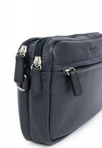 Marineblauwe leren tas met een gestructureerd oppervlak, voorzien van twee ritsvakken en metalen hardwareaccenten. Compact rechthoekige vorm.