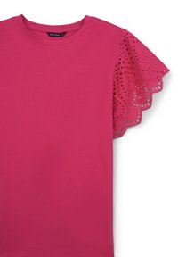 T-shirt rose à manches courtes avec un design en dentelle broderie anglaise sur une manche, col rond et en coton lisse.