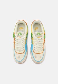 Nike Air Force 1 sneakers met een crèmekleurig lederen bovenwerk met blauwe, groene, gele en oranje accenten; gestructureerde tussenzool; geperforeerde teenstuk.