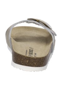 Hellgraue Sandale mit einem Korkfußbett, weißer Gummisohle und einem metallischen Schnallenakzent. Obermaterial aus glattem Leder und weichem Innenfutter.