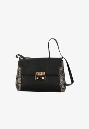 Borsa nera con un lato grigio a fantasia, hardware dorato e chiusura a pattina. Presenta una lunga tracolla e una texture liscia.
