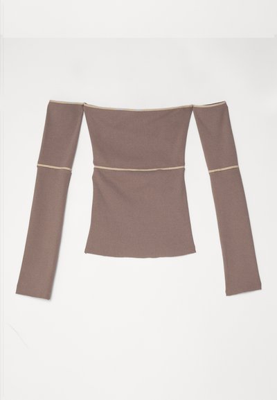 Langermet off-shoulder topp i lys brun ribbestrikket stoff, med tettsittende passform og kontrasterende beige trim langs kantene.