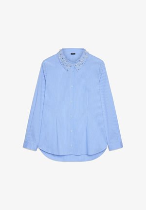 Camisa de botones azul claro con rayas blancas, de mangas largas, y un cuello puntiagudo adornado con perlas.