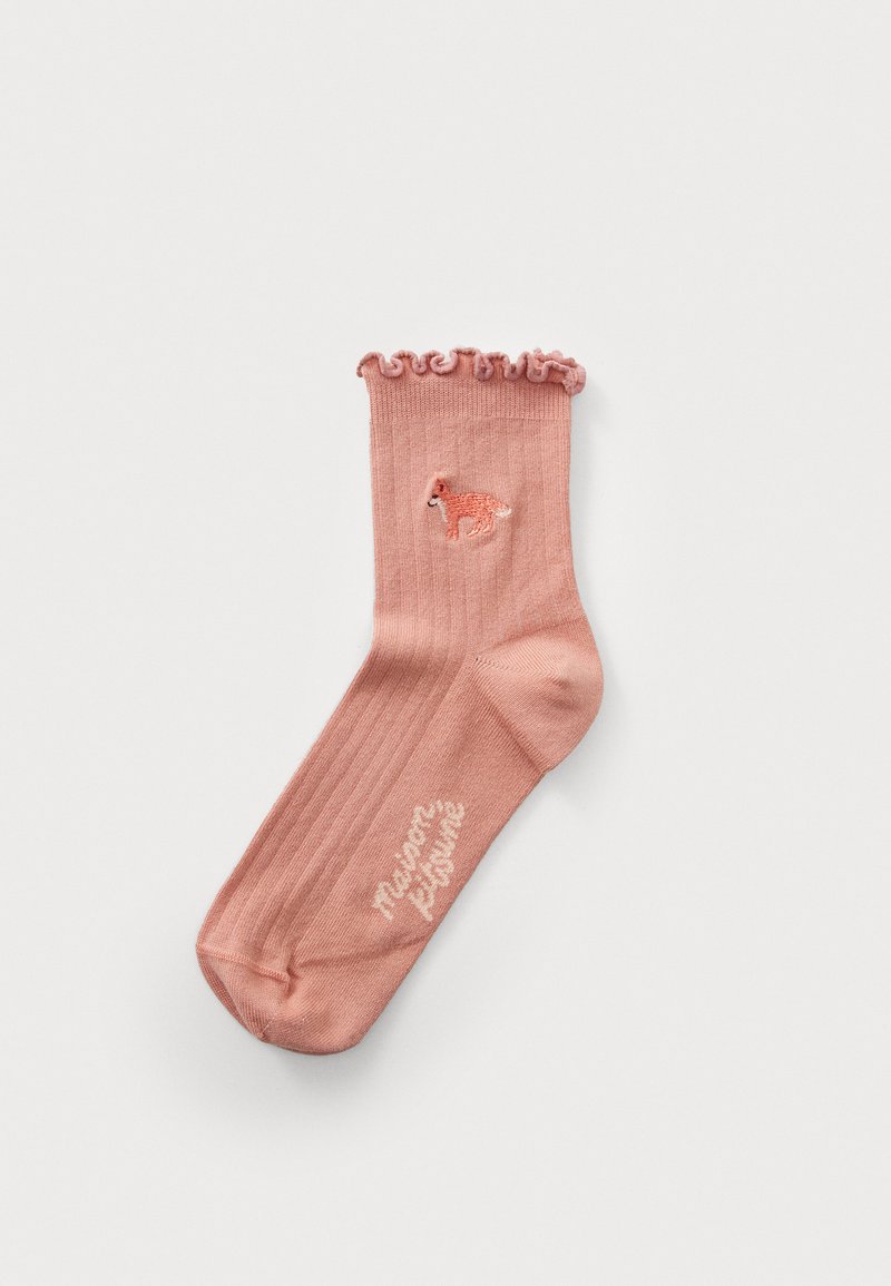 Meias de tecido suave em rosa pálido com um punho frisado. Apresentam um design de raposa bordado e o texto "Maison Petite" em branco.