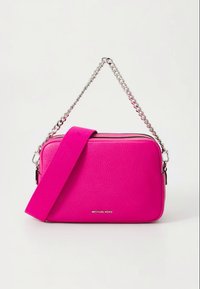 Rožinės odos rankinė per petį su sidabriniu grandinėlės dirželiu, stačiakampio formos, su užtrauktuku ir logotipu priekyje.